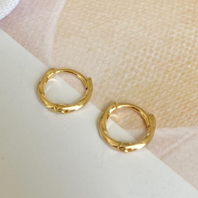 Brinco Argolinha Torcida Banhada a Ouro 18k em Oferta na Shopee