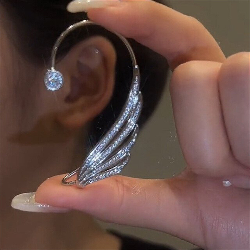 Brincos de clipe de orelha de asa de diamante para mulheres, estilo simples e frio, ganchos de orelha de alta qualidade em Oferta na Shopee