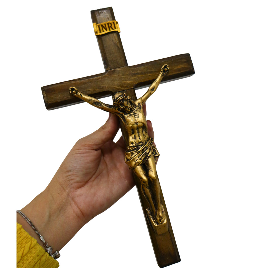 Crucifixo Cristo Resina Cruz Madeira Envernizada Religioso Parede em Oferta na Shopee