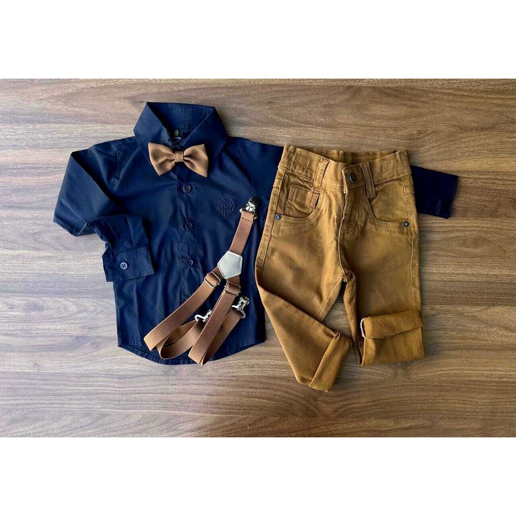 Calça Caramelo com Camisa Manga Longa Azul Marinho e Kit Gravata e Suspensório Infantil