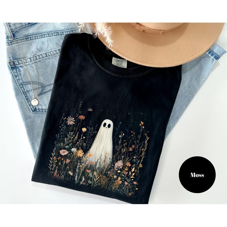 Camiseta Feminina Cute Ghost in Wildflowers Spooky Fall Aesthetic Blusa Unissex Algodão Premium