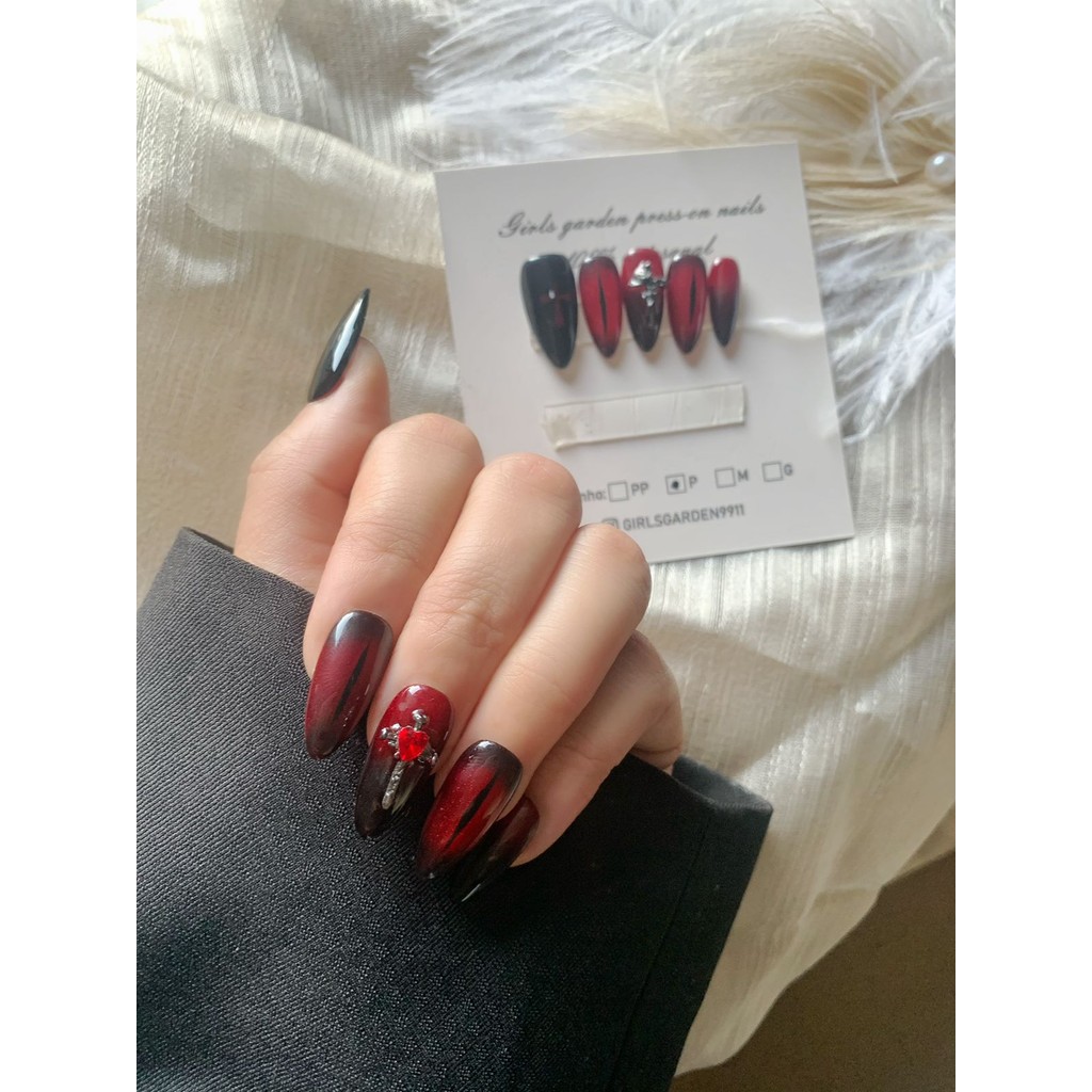 Maquiagem para halloween.Unhas Posticas.Preto e sangue com símbolo da cruz.kit10