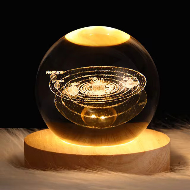 Luminária de Mesa Decorativa Bola de Cristal com Ilustração 3D Base de Madeira Sistema Solar Lua Galáxia