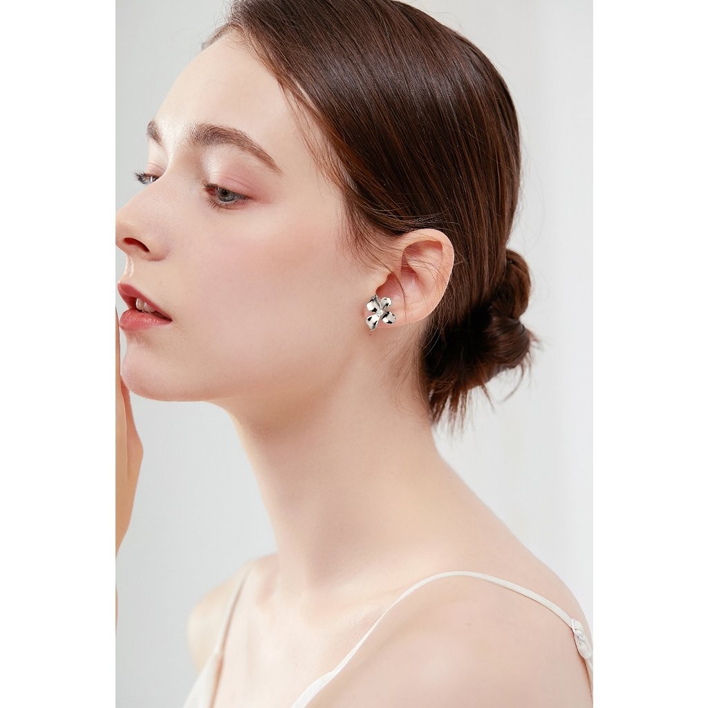 Detalhes do Brinco Delicado Elegante Antialérgico Flor Folheado Platina Zircônia Cravejada Luxo