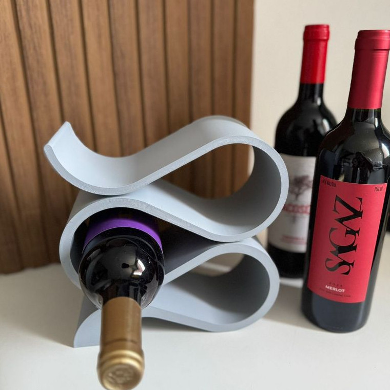 Adega de mesa com suporte para vinho elegante e sofisticada.