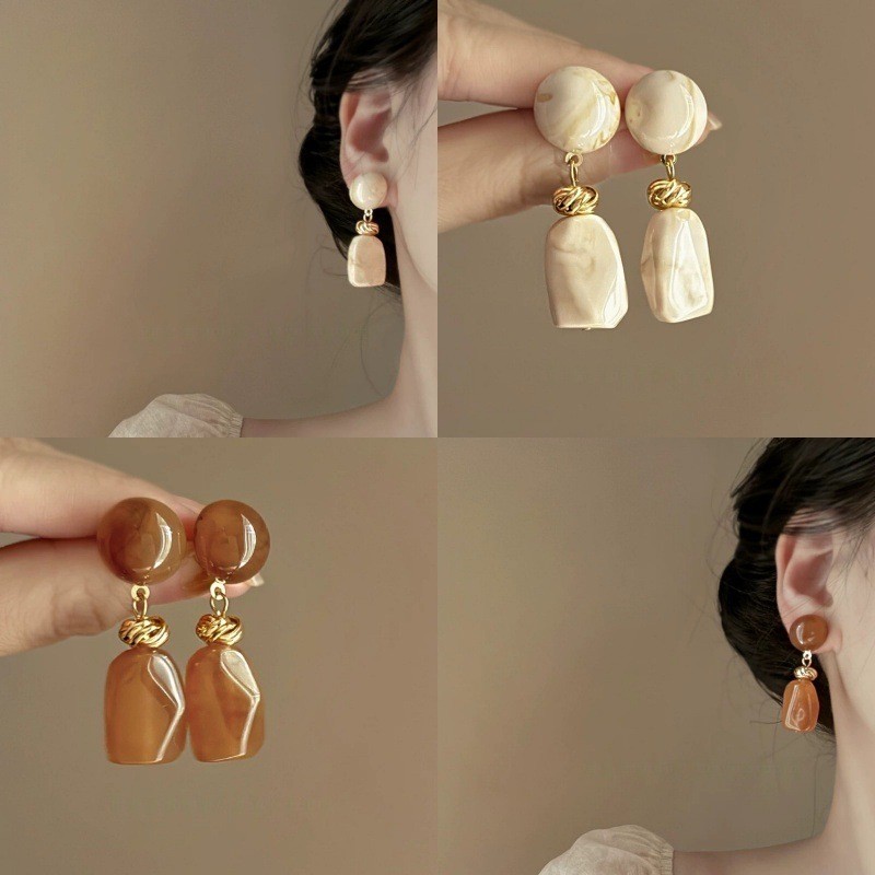 Brincos longos de acrílico retrô francês, brincos leves de luxo de nicho de alta qualidade, brincos de cor creme em Oferta na Shopee