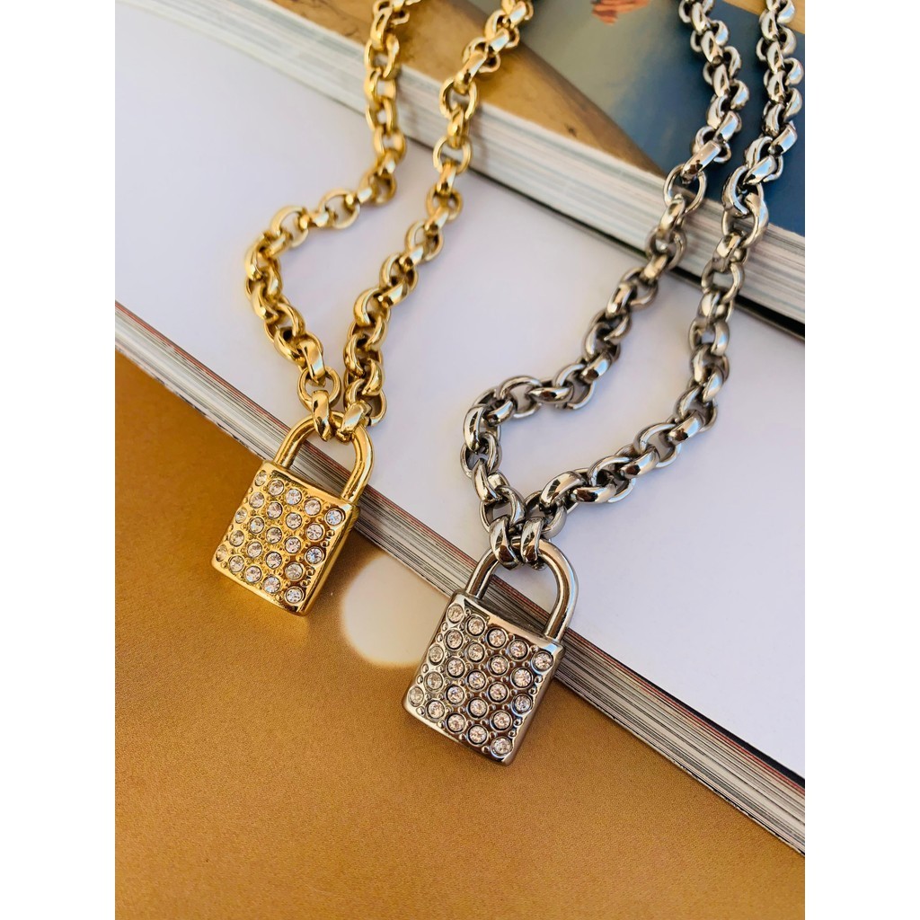 Colares Semi Joia modelo cadeado com strass verniz italiano Ouro e Prata
