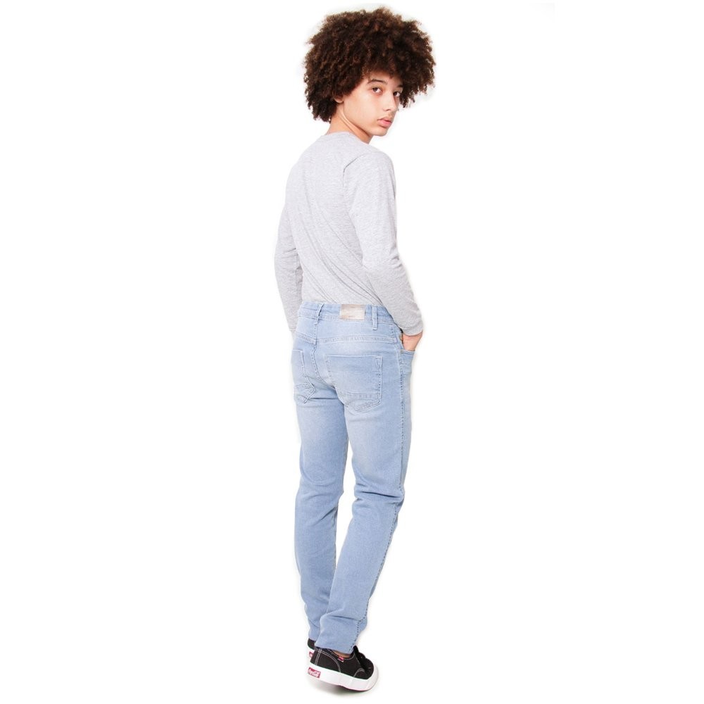 Calça em jeans modelagem slim com lavação clara, peça fica mais justa ao corpo