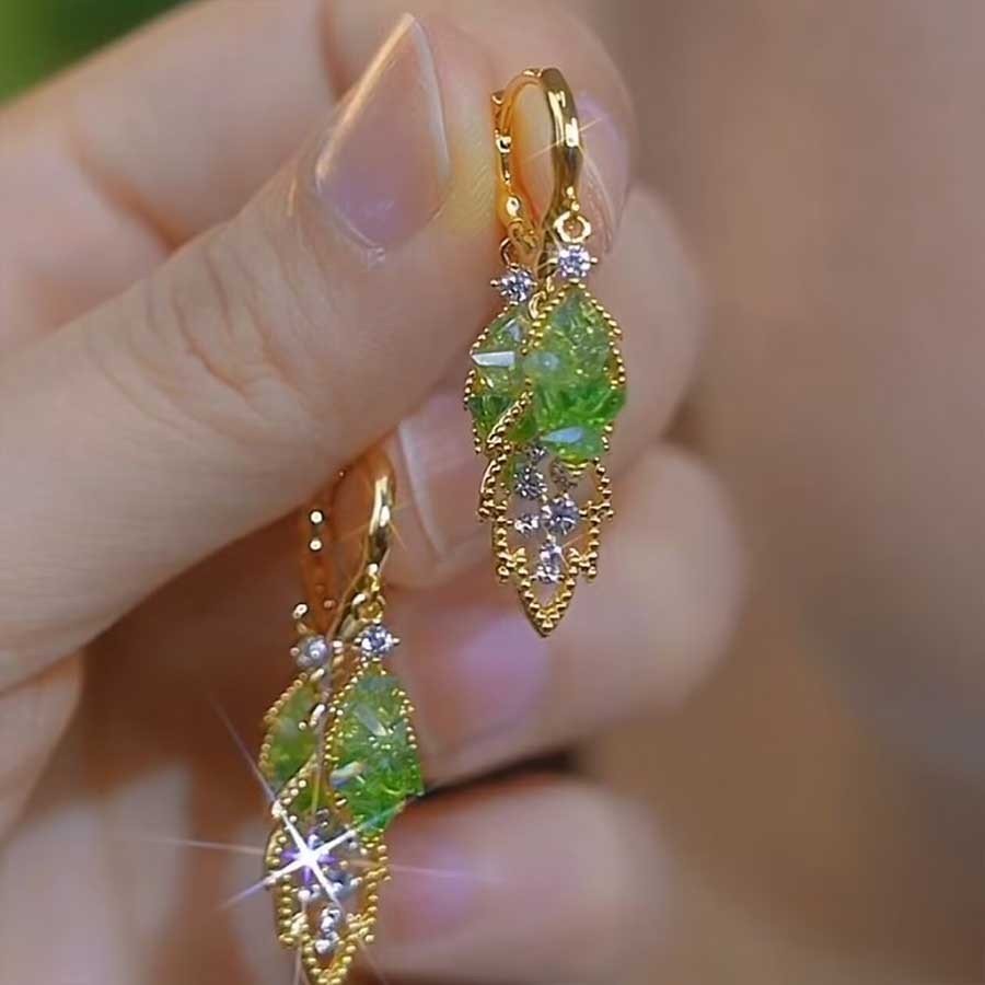Brincos de folha verde Super piscantes, Design exclusivo de nicho, brincos leves de temperamento de luxo em Oferta na Shopee