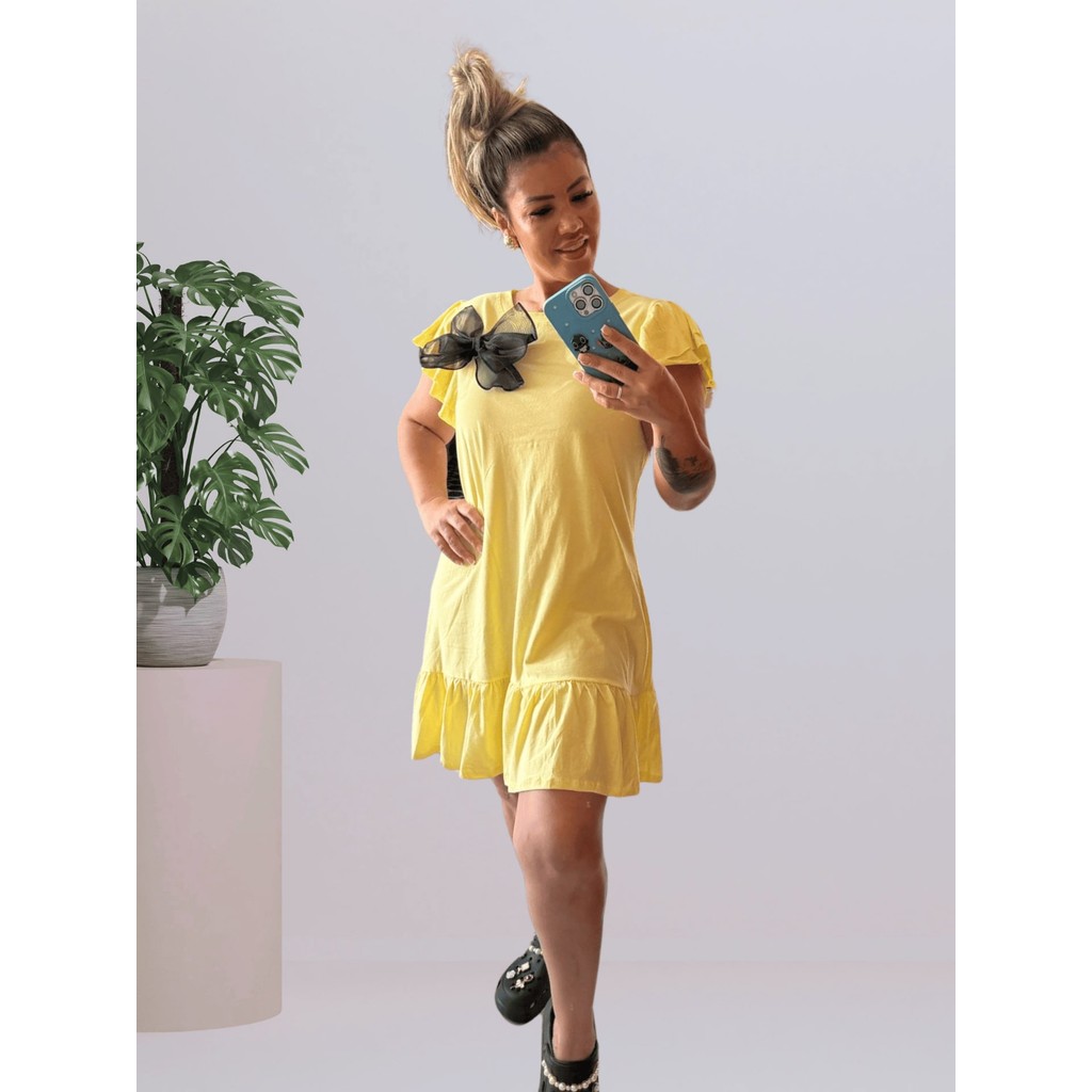 Vestido Curto Amarelo com Babado e Broche Removível – Feminino, Casual e Charmoso Amarelo Manteiga