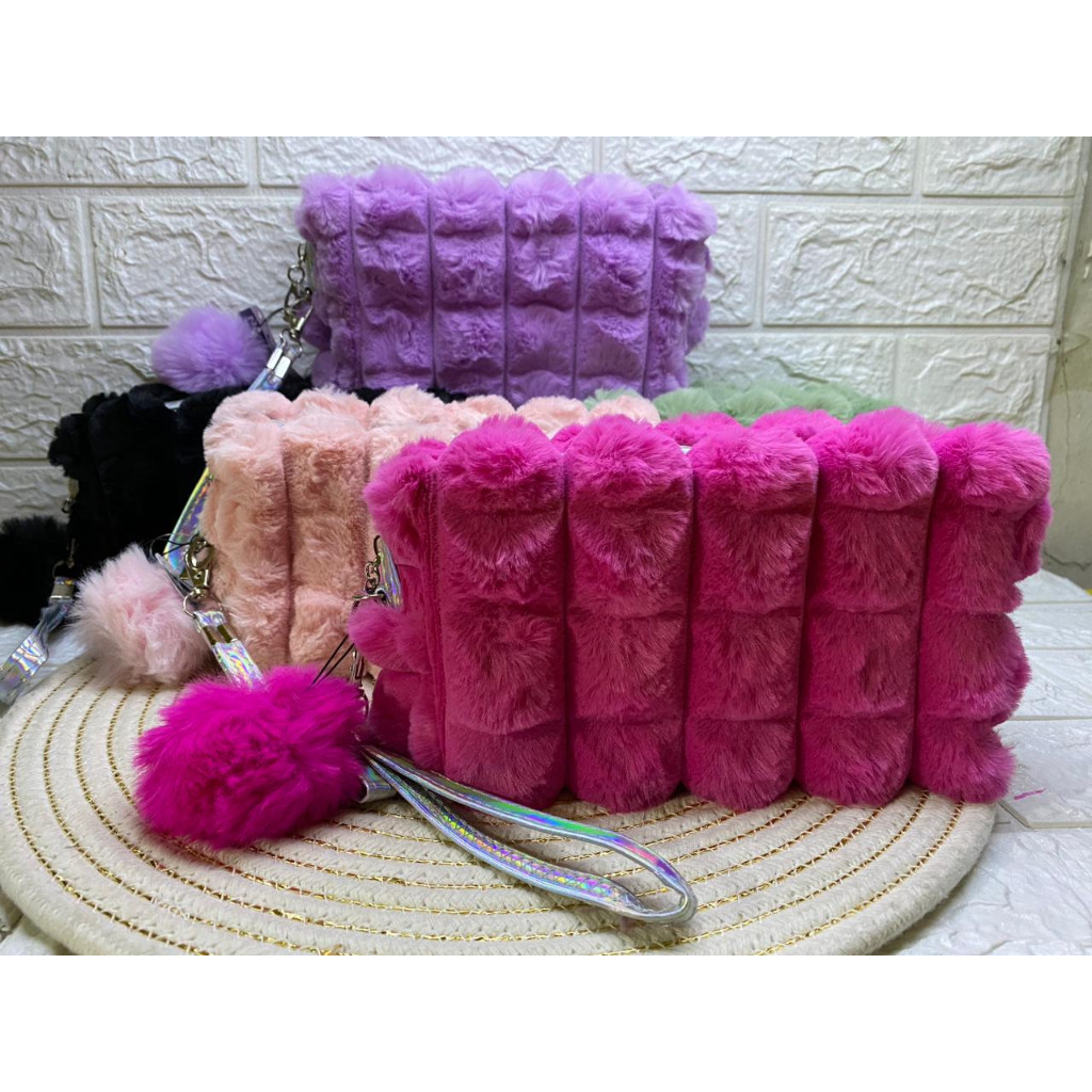 Necesser Pelucia Necessaire com Pompom e Alça Feminina Alto relevo Peluda Estojo de Bolsa HN81460