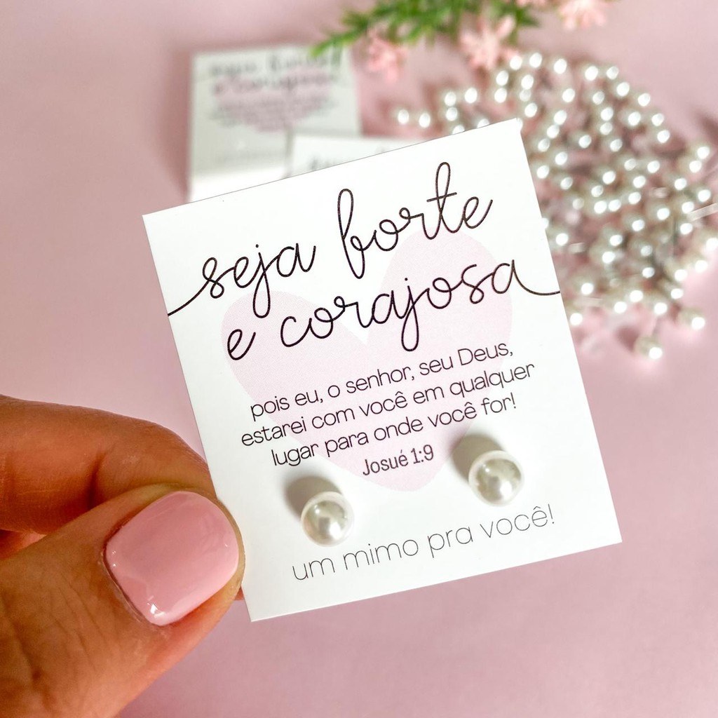 Brincos de perola com tarrachas + Tags Seja forte e corajosa 4x5cm kit 100un Pronta entrega em Oferta na Shopee