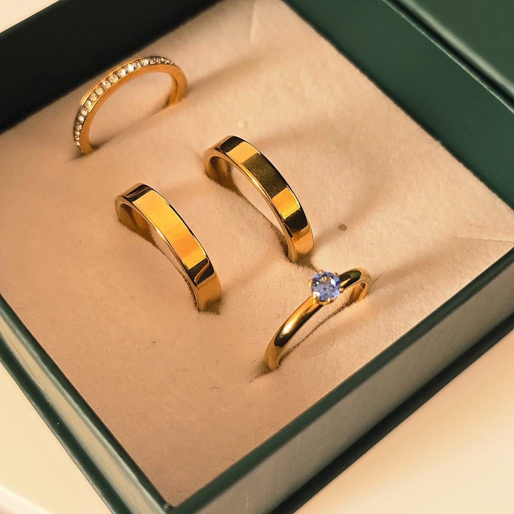 Par de alianças 4mm reta lisa banhada a ouro 18k + Gravação + Anel solitário colorido e aparador COD-111 em Oferta na Shopee