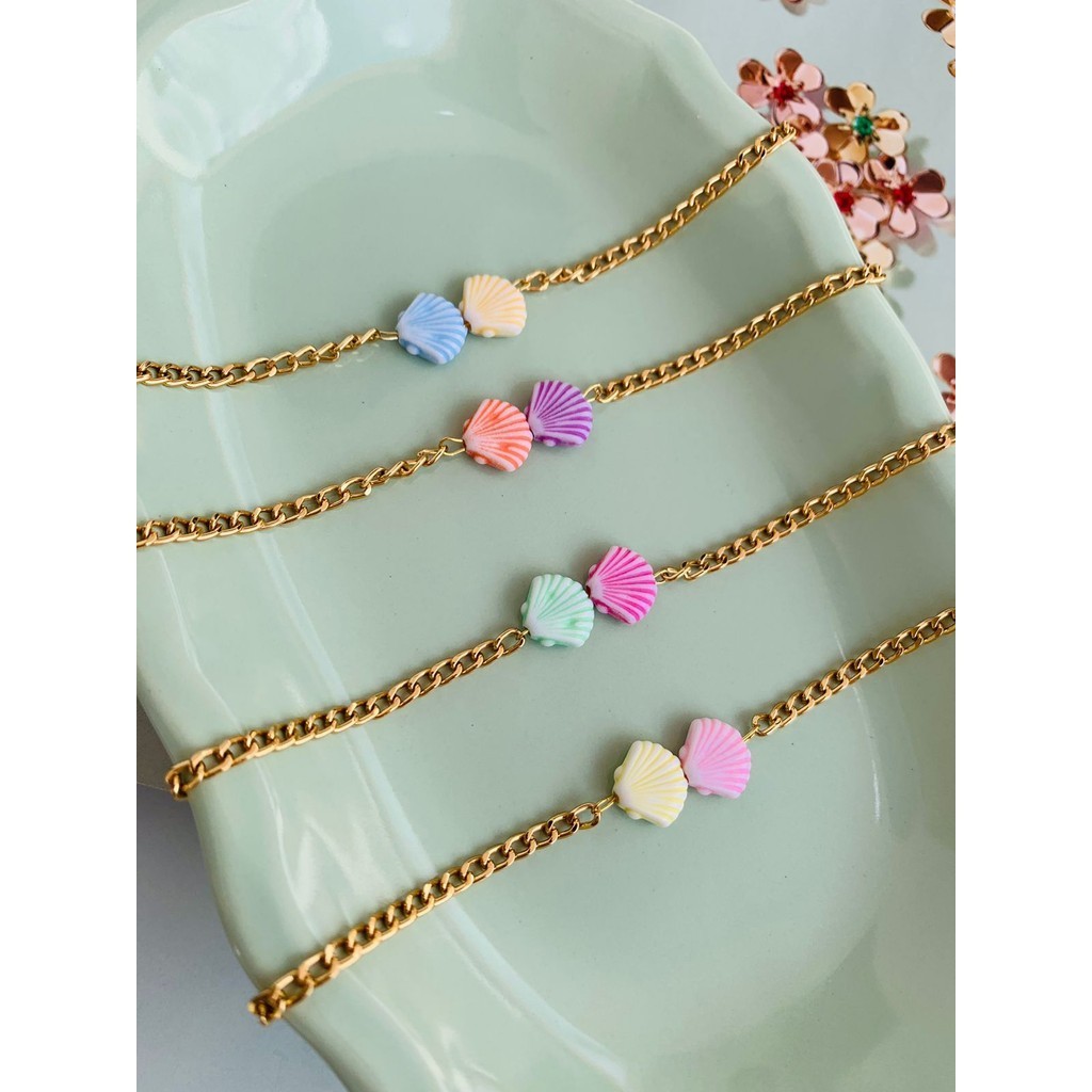 Pulseiras Semi Joia Verniz Italiano com conchas coloridas tons pastéis