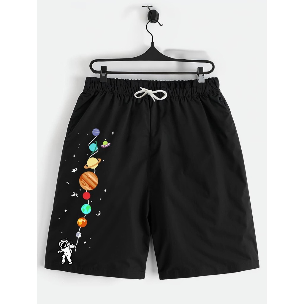Shorts Preto Bermuda Calção Verão Astronauta Flutuando Estampado Infantil Juvenil envio rapido