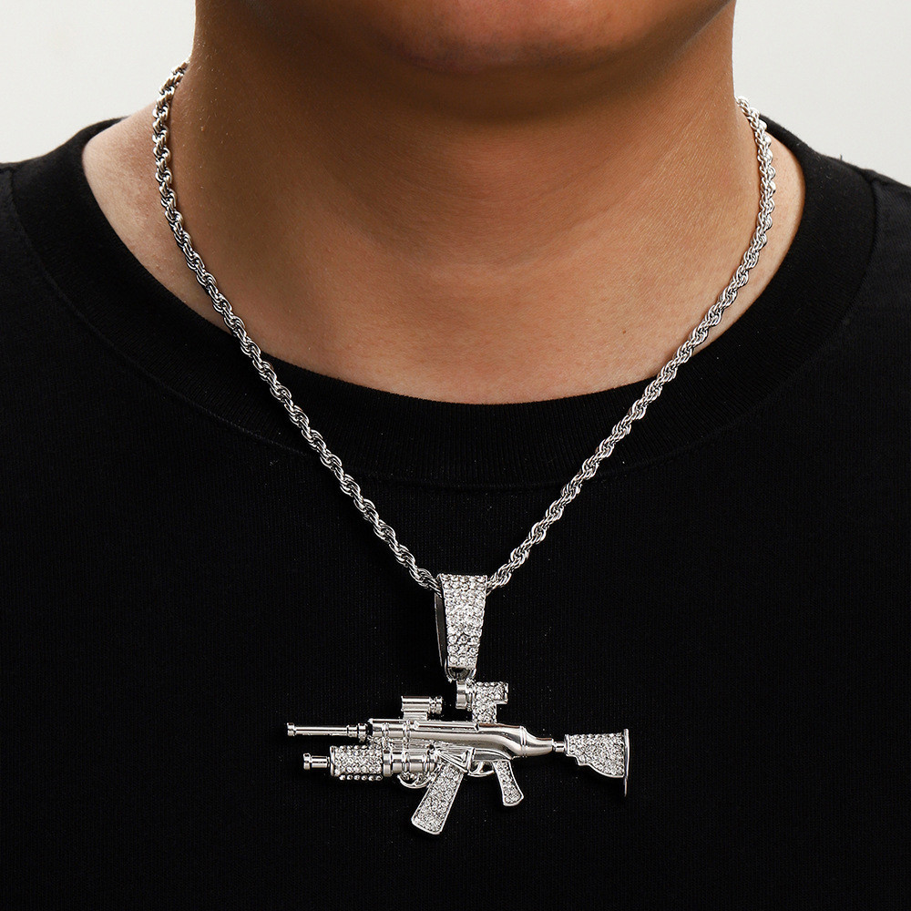 [Arlenen Rock Exclusivo] A jóia de arma de diamante mais vendida, modelo de arma AK de imitação, jóias de diamante flash, colar de hip-hop masculino, emparelhado com personalidade à moda