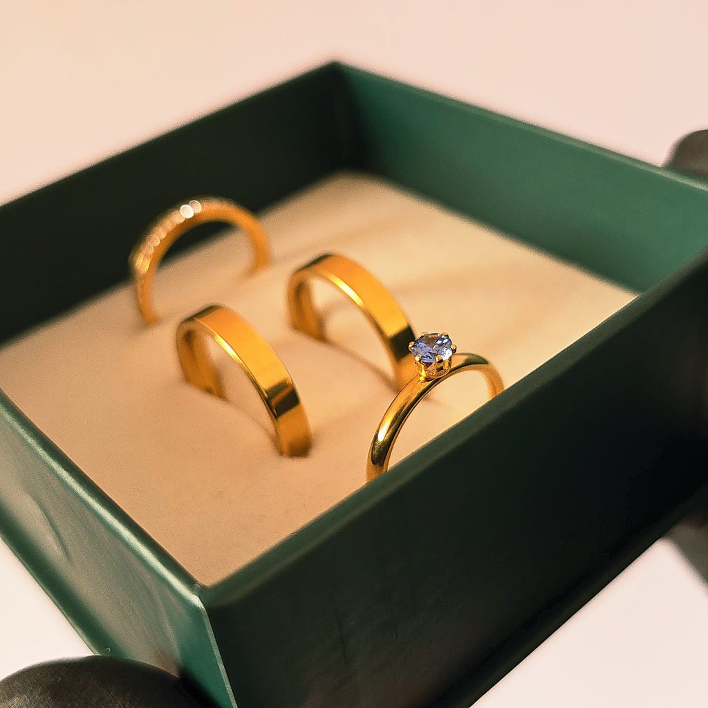 Par de alianças 4mm reta lisa banhada a ouro 18k + Anel solitário colorido e aparador COD-111