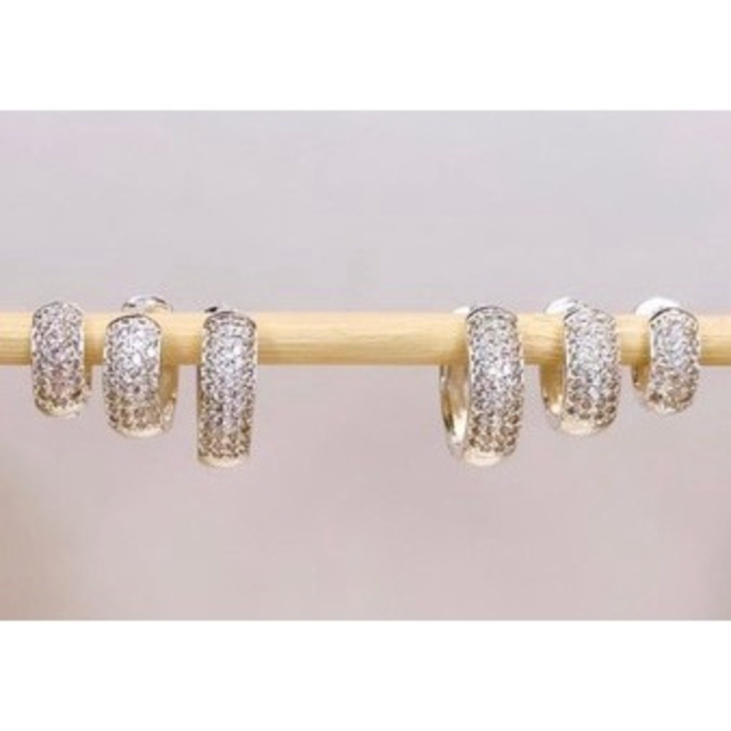 Kit com 3 pares de Brincos Argolas com Strass para segundo/terceiro furos Folheados -3 tamanhos Prata/Dourad em Oferta na Shopee