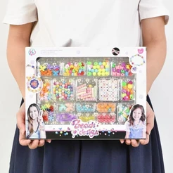 Menina faz pulseiras DIY com miçangas – criação artesanal criativa, atividade educativa infantil com bijuterias variadas