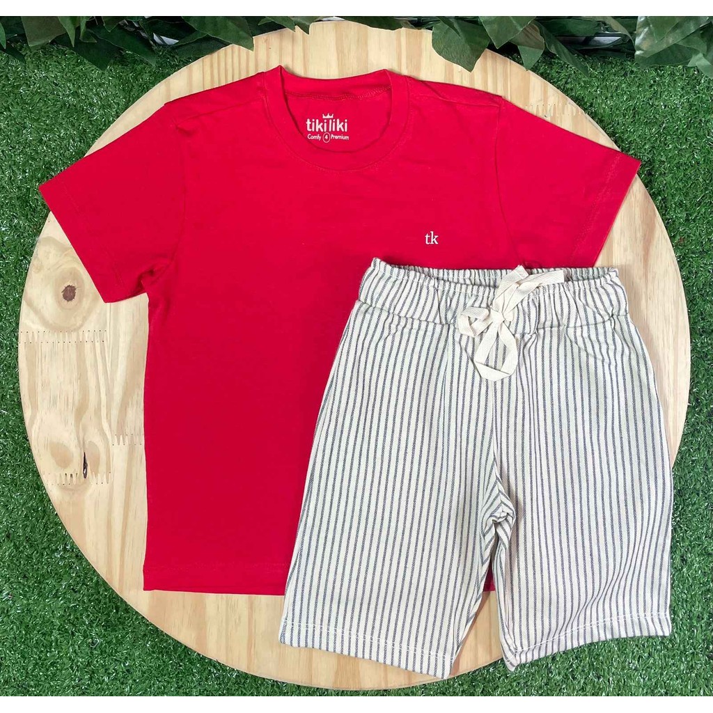 Conjunto TK com Camiseta Vermelha e Bermuda Listrada