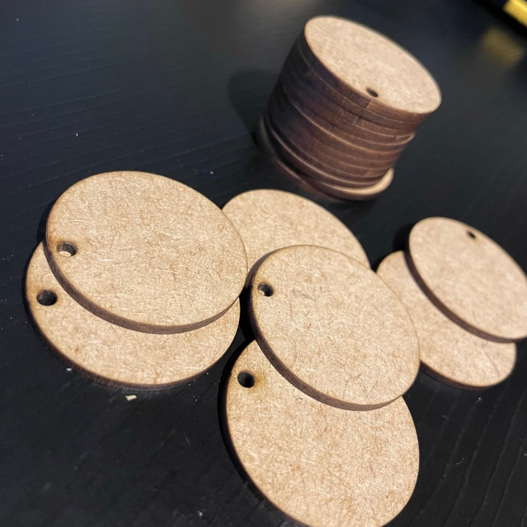 Imagem Kit 100 Bolachas MDF Cru 4cm com Furo 3mm - Chaveiros, Tags e Artesanato