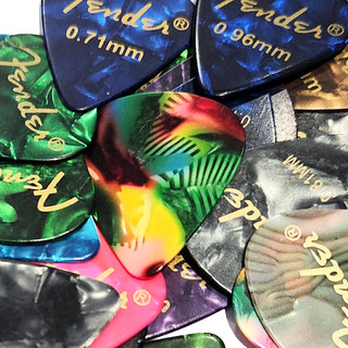 Kit 10 Palhetas Fender para Guitarra, Violão, Ukulele, Cavaco e Baixo Sortidas