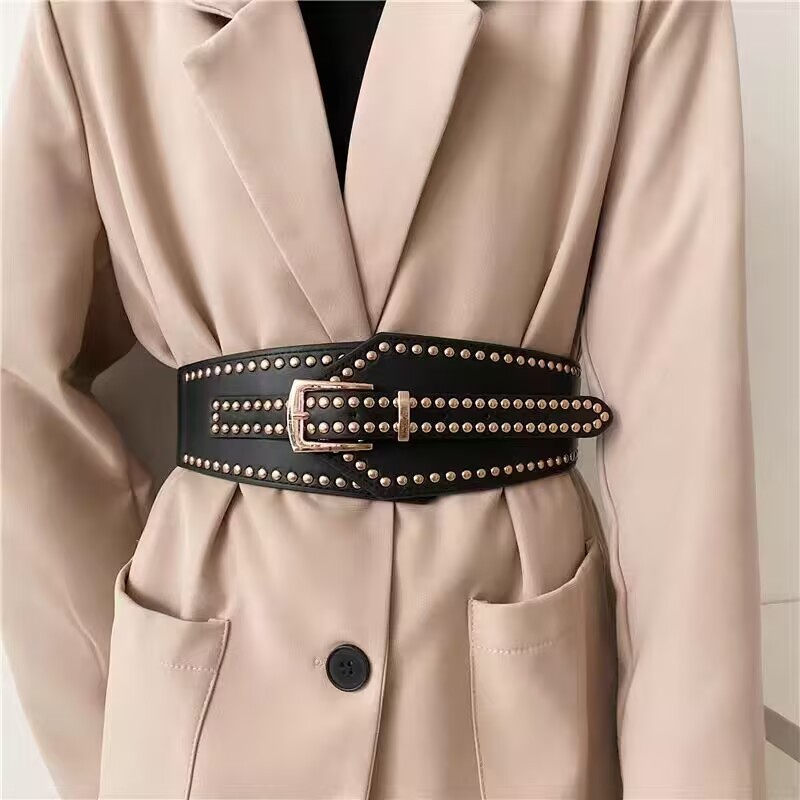 Novo cinto elástico com rebites dourados da moda em Oferta na Shopee