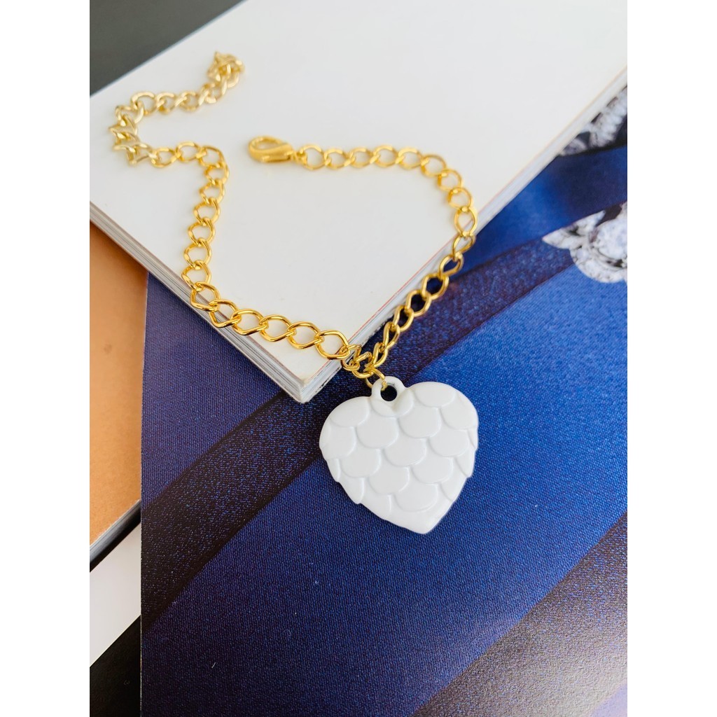 Pulseiras Semi Joia delicadas com pingente de coração trabalhado escama branco