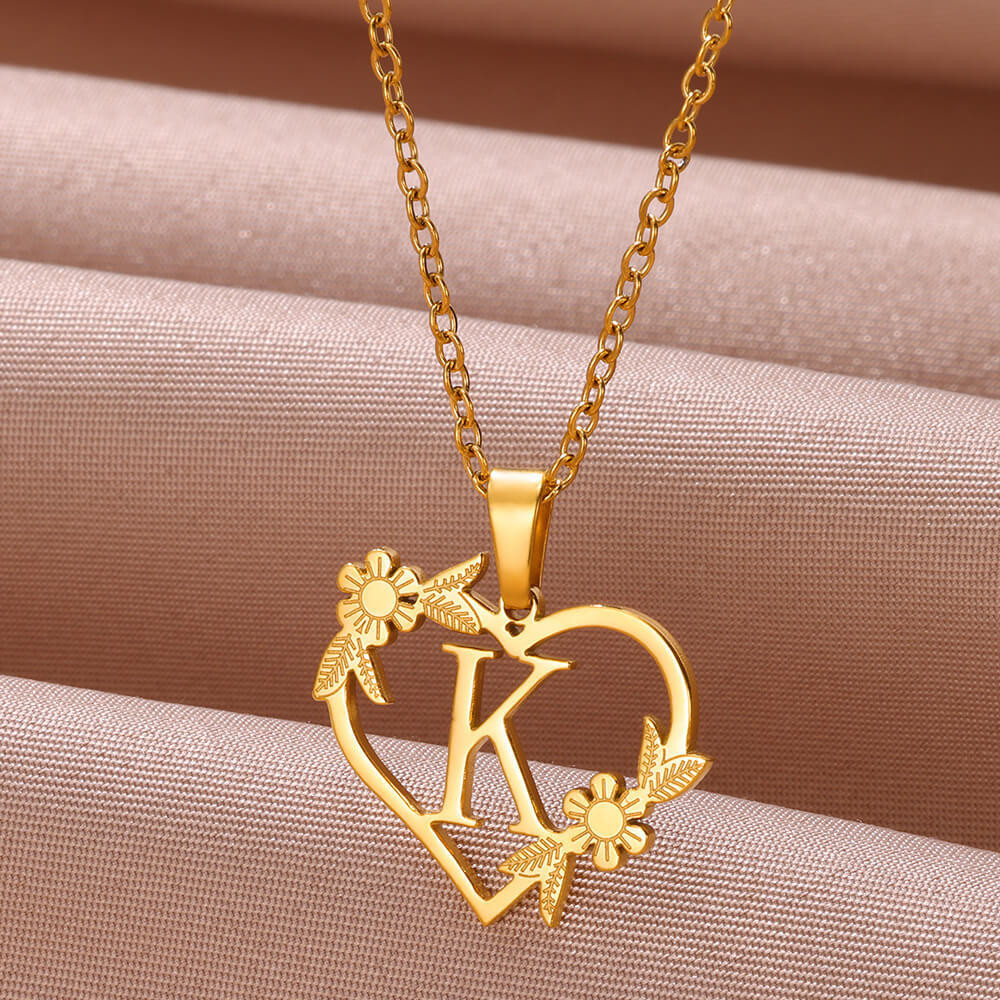 Nova Personalidade Carta Criativa Nome Inicial Pingente 18K Gold Plating Aço Inoxidável Love Heart Flowers Hollow English Letter Necklace Mulher Festa De Casamento Acessórios Jóias