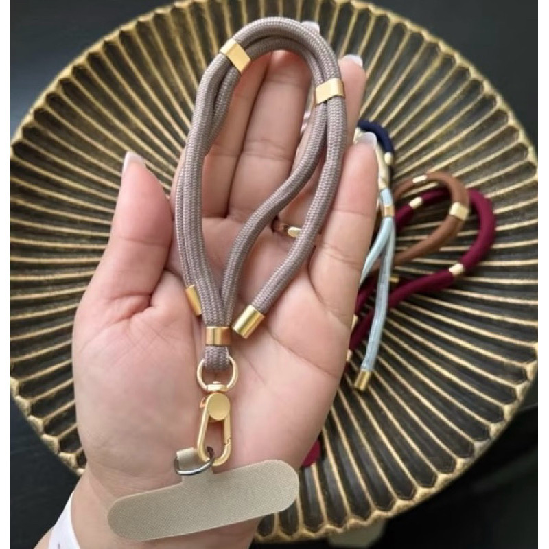 Alça de Pulso Colorida para Celular com Pingente Metálico