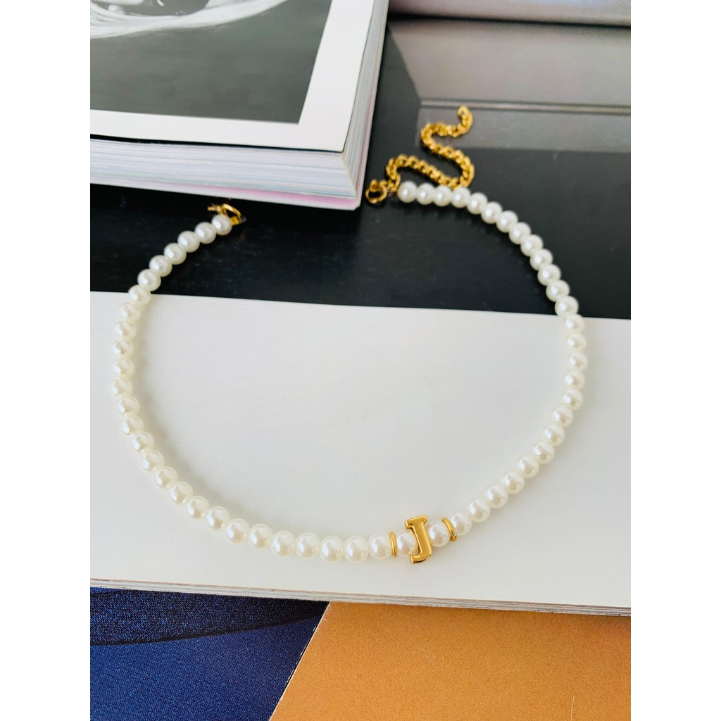 Colar de pérolas com inicial Letra Semi Joia Ouro e Prata