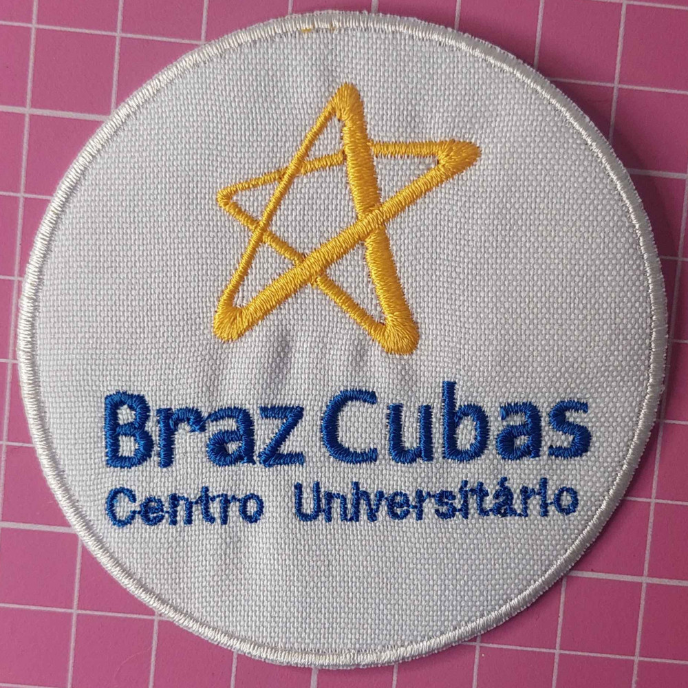Patch Braz Cubas Universitário | Logo Bordado Termocolante para Jalecos e Uniformes Acadêmicos