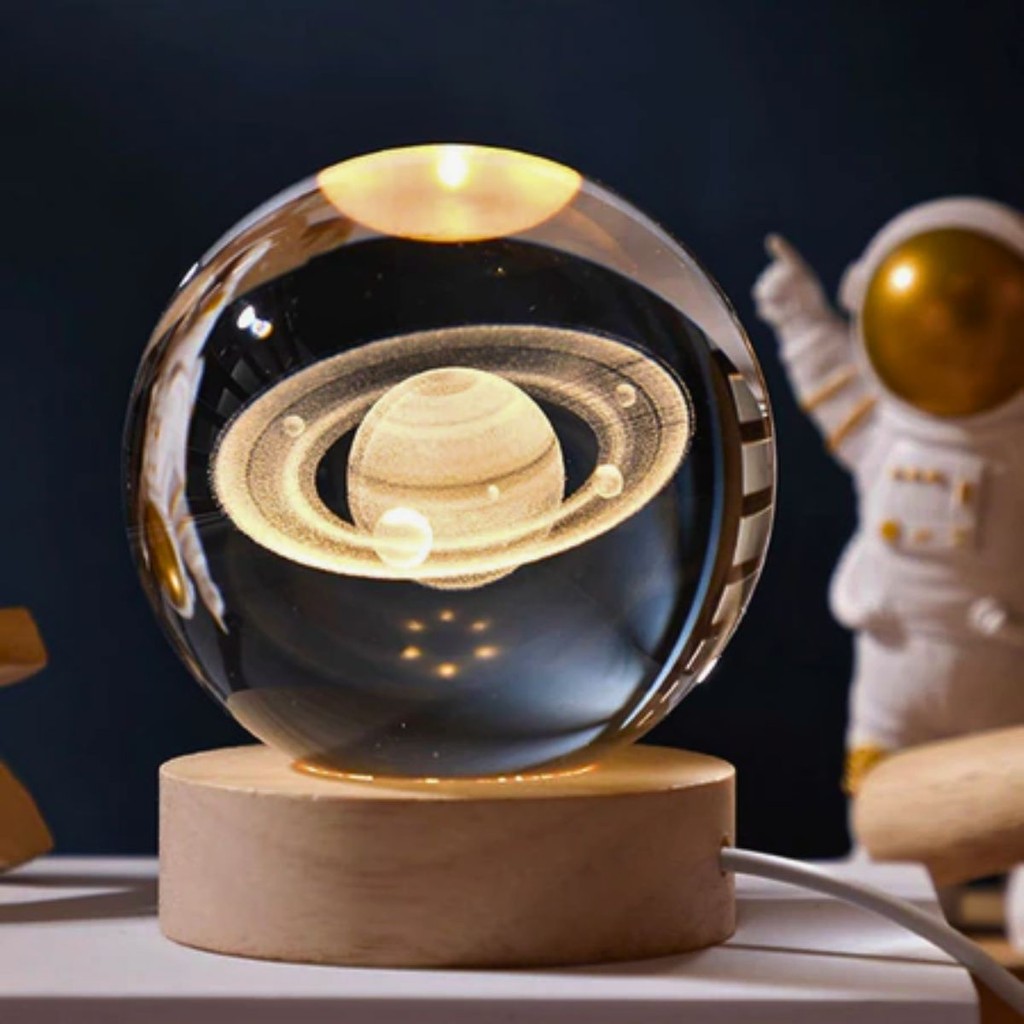Luminária LED USB Globo de Vidro com Base Bambu e Efeito 3D – Escolha Seu Modelo Exclusivo