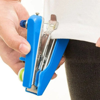 Mini Máquina De Costura Manual Portátil De Mão em Oferta na Shopee