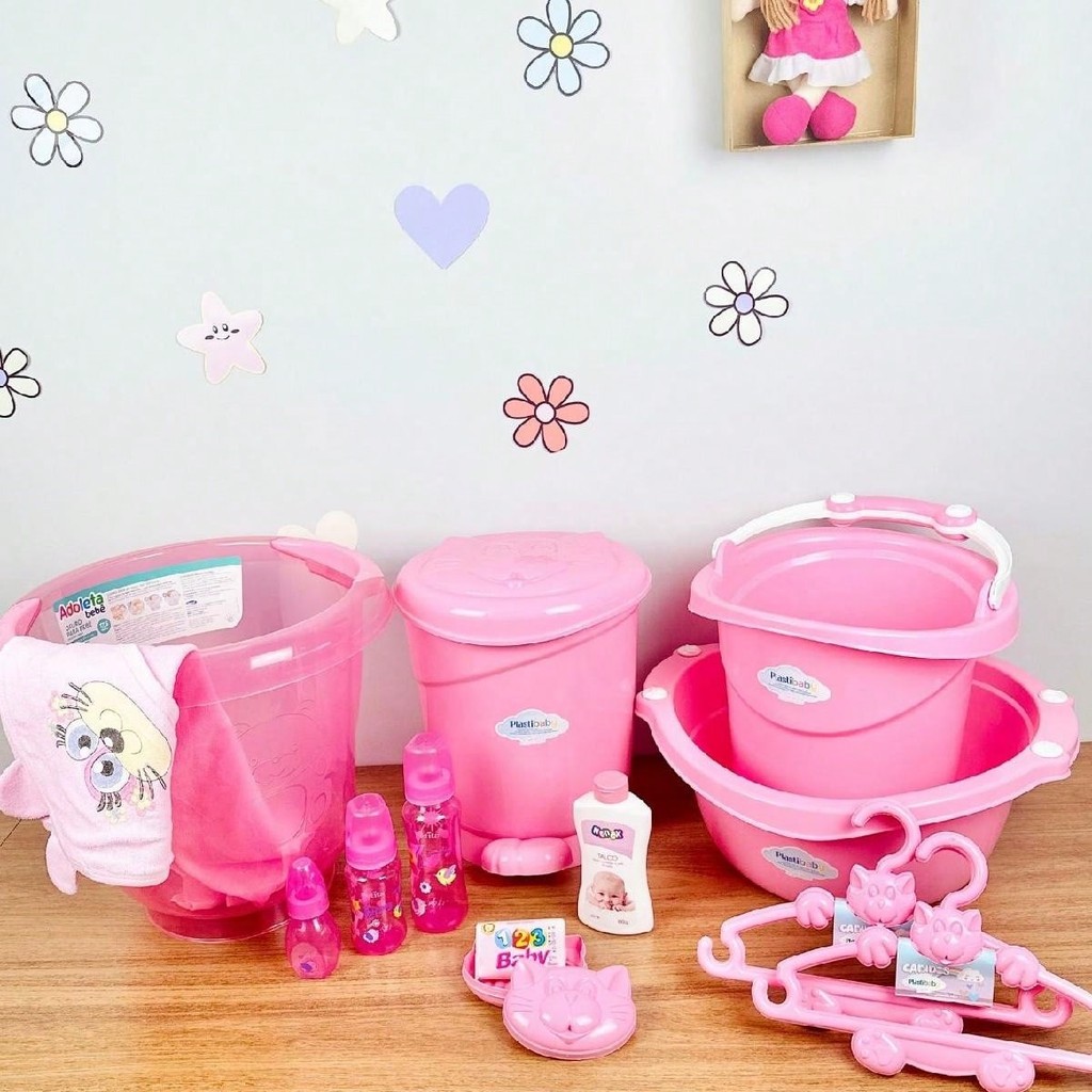 Quarto dos Sonhos  Bacia+Lixeira+Balde+Ofurô+6 Cabides Gatinho+Talco+3 Mamadeiras+ Sabonete+Saboneteira+Toalha Orelhinha