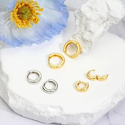 Brinco Delicado Elegante Antialérgico Argola Folheada Platina Zircônia Cravejada Luxo