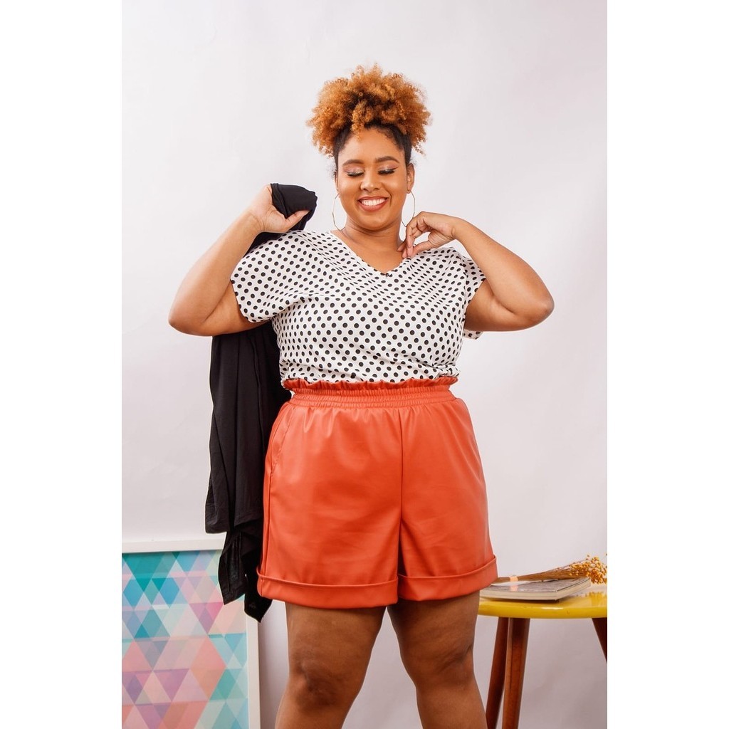 Blusinha Gola V Plus Size - Blusa no Tecido Crepinho Com Gola Em V