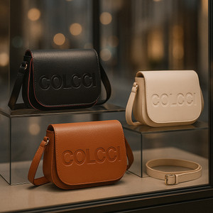 Bolsa Feminina Transversal com Logo em Alto-Relevo e Alça Ajustável