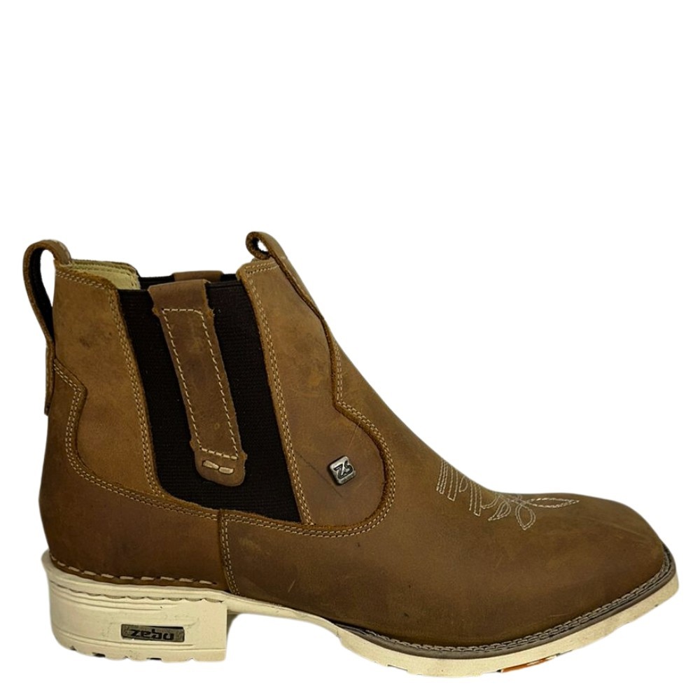 Botina Masculina Zebu Couro Mustang Marrom Bico Quadrado Com Bordado Florão E Solado Branco