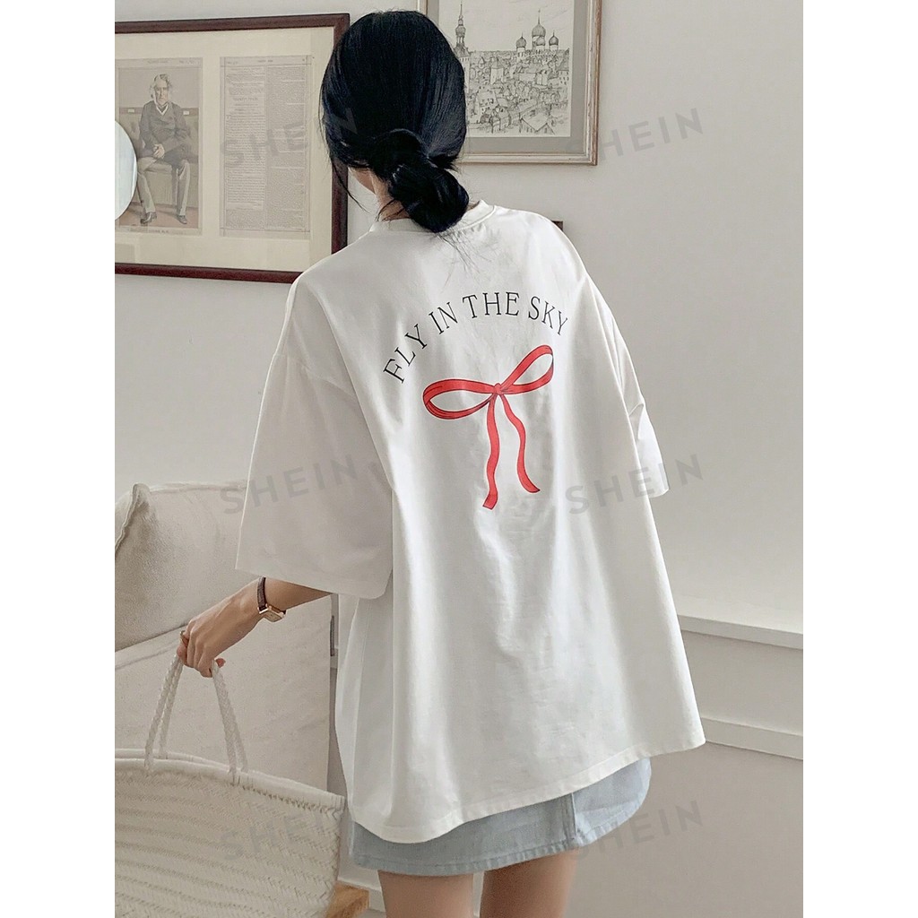 2024 DAZY Camiseta de Verão para Mulheres com Detalhe de Laço, Estampa de Letras e Ombros Caídos de Gola Redonda Nova