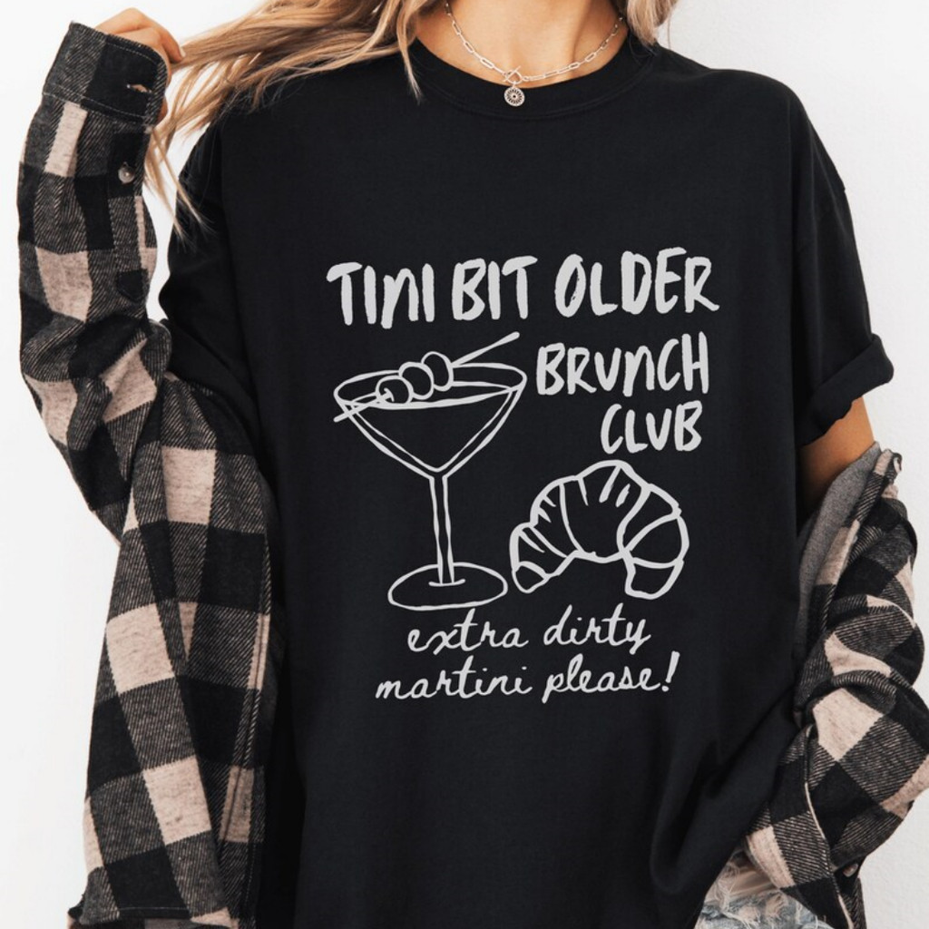 Camiseta Feminina Casual Streetwear Tiny Bit Older Tini Bit Older T Shirt Brunch Club Preto Envio Imediato