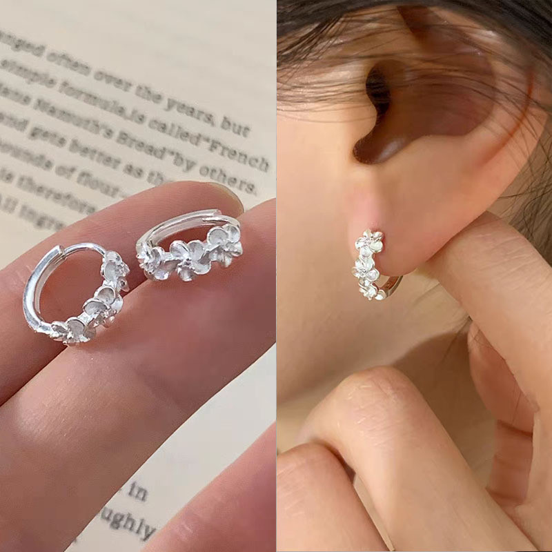 Brinco Argola Pequena Flor Zircônia Prata Feminino Delicado Brilhante Luxo Semijoia Presente Moda