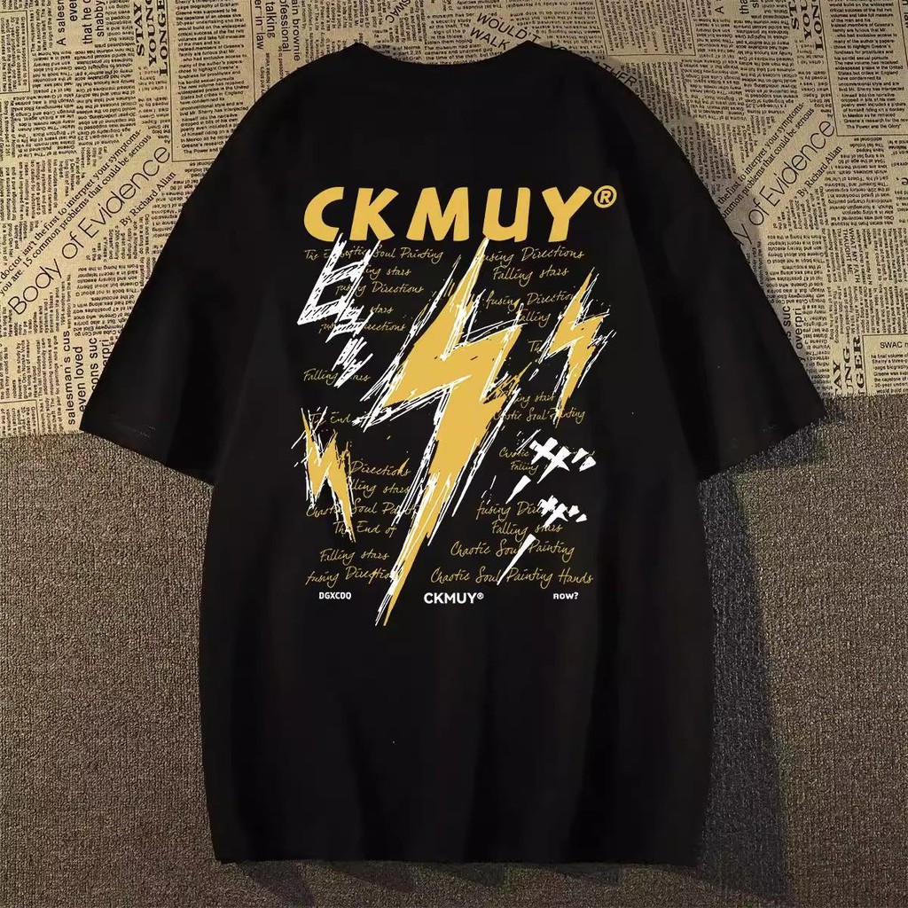 Camiseta Unissex Oversized, Estampa “CKMUY” com Raios Amarelos, Streetwear Novo