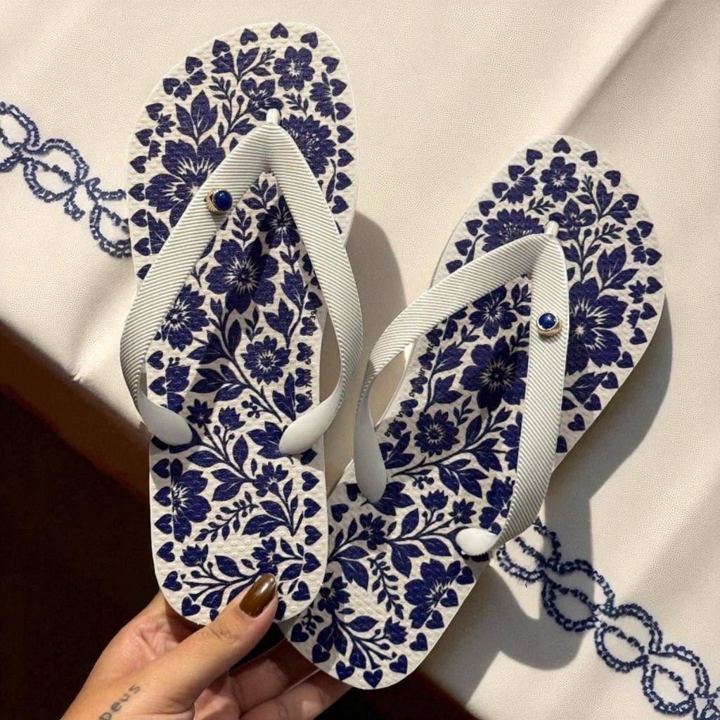 Chinelo Estampado Branco e Azul com Arte Floral Tradicional em Oferta na Shopee