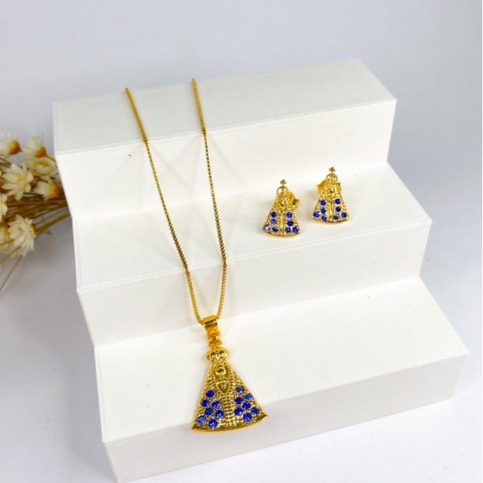 Conjunto Brinco + Colar Correte Gargantilha Folheada A Ouro 18K Com Pingente Strass Nossa Senhora Aparecida