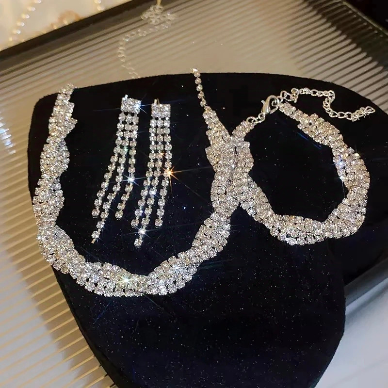 Conjunto de 3 peças composto por brincos colar e pulseira cravejado de diamantes perfeito para festas de casamento