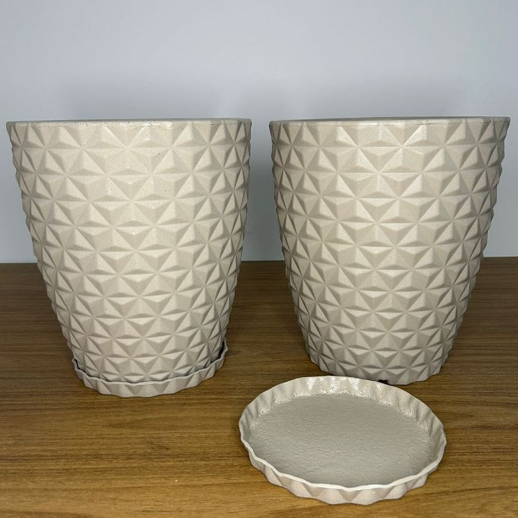 Kit com Dois Vasos Decorativo Polietileno para Plantas Coluna Redonda Diamante N1 com Prato Coletor em Oferta na Shopee