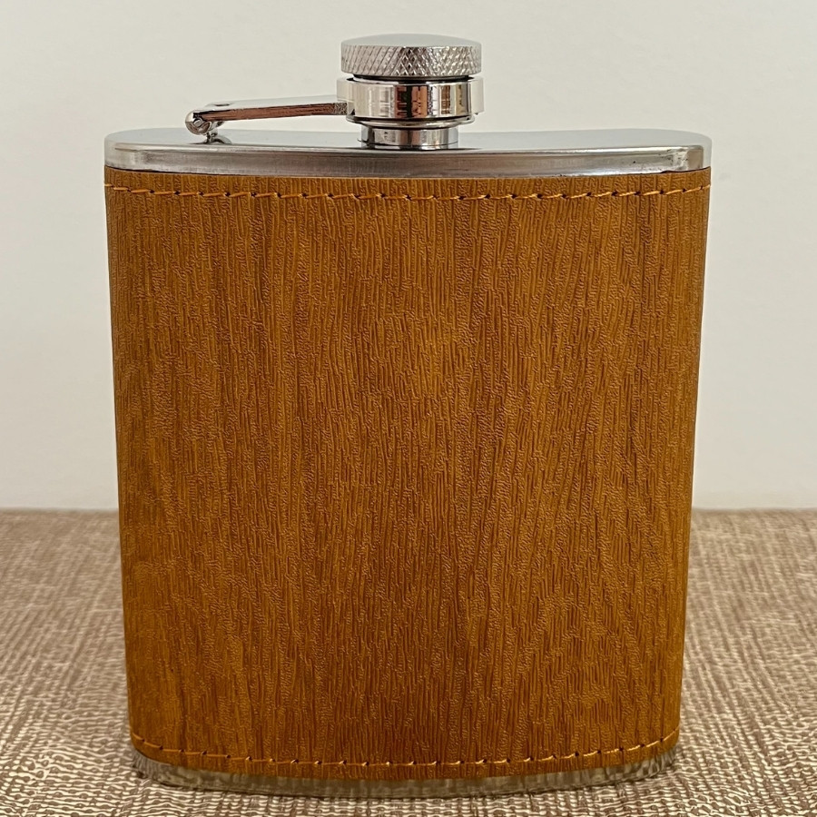 Cantil Inox com Couro Claro de Bolso para Whisky - Modelo 4 - 175ml - 1 unidade - Rizzo