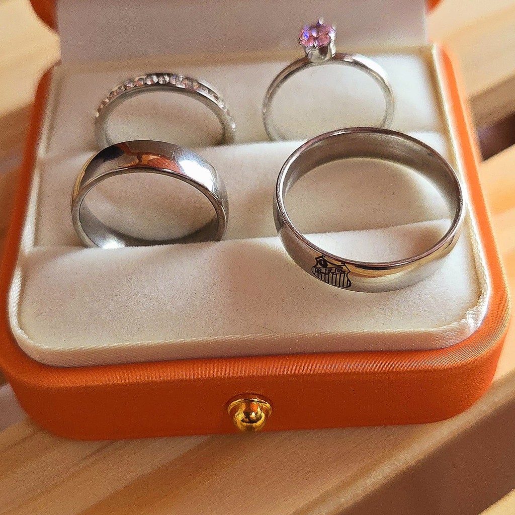 par de aliança casamento 6mm chanfrada time Santos banhada a prata 925 + Gravação + Aneis (COD-77)