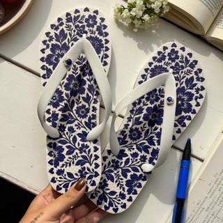 Chinelo Feminino Floral Azul Clássico com Fundo Clean